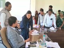 जिस जमीन पर सालों से कर रही खेती, राजस्व अभिलेख में किसी दूसरे का है नाम