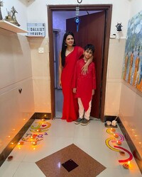 दलजीत कौर ने आगे कहा, "हम दोनों को उसके माता-पिता के रूप में एक कदम बढ़ाने की जरूरत है और यह हमारे लिए मौका है. अगर शालीन की शादी हो जाती है, तो मैं ही उस लड़की को जयडन से मिलवाऊंगी." (फोटो साभारः Instagram @kaurdalljiet)