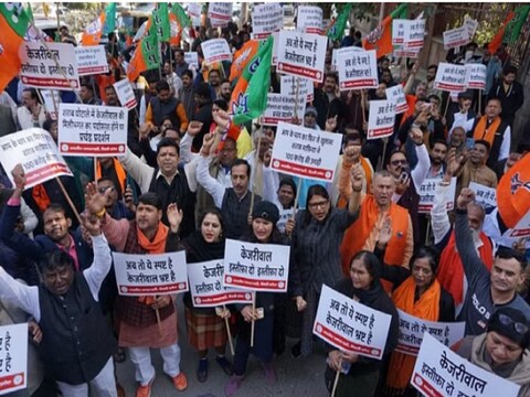 दिल्ली में कथित शराब घोटाले को लेकर बीजेपी कार्यकर्ताओं ने आप कार्यालय के बाहर सीएम अरविंद केजरीवाल के खिलाफ प्रदर्शन किया. (ANI Photo)