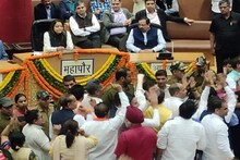MCD Sadan became 'Akhada' late night after Mayor elections, Scuffle between BJP-AAP councilors, lots of kicking and punching, know big updates