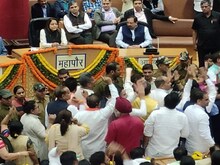 देर रात 'अखाड़ा' बना MCD सदन, BJP-AAP पार्षदों के बीच हाथापाई, 10 बड़े अपडेट