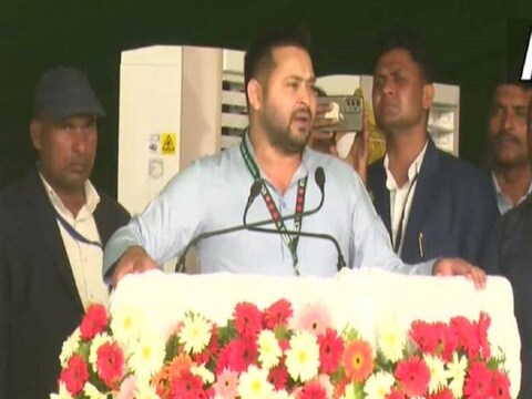 पूर्णिया में महागठबंधन की रैली को संबोधित करते हुए तेजस्वी यादव.