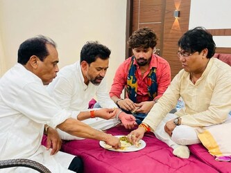  दिनेश लाल यादव के लिए एक सफल कलाकार बनना कोई आसान बता नहीं थी. उन्होंने इसके लिए कड़ी मेहनत की है. कभी ऐसा था कि उन्होंने अपने बचपन के दिन गरीबी में बिताए हैं. पिता की इतनी आमदनी नहीं थी कि वो एक आलीशान जिंदगी जी पाते. उनके पिता महज 3500 रुपए कमाते थे.