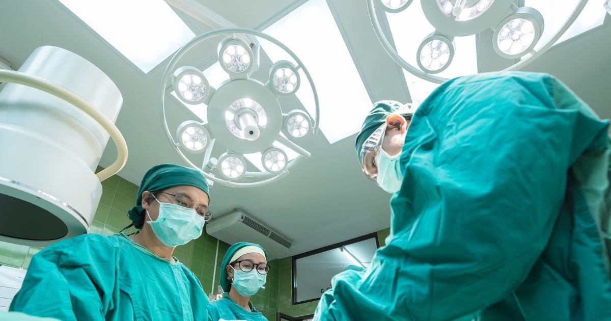 Why do doctors wear green clothes during surgery?  Do you know the reason?  There is science behind it!