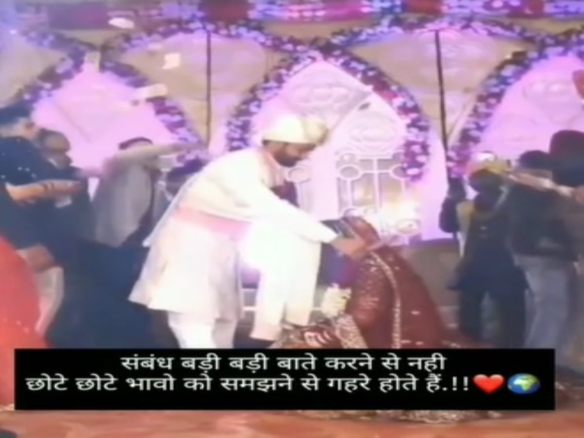 Dulhan Ka Video Bride sitting on her knees during Varmala ceremony