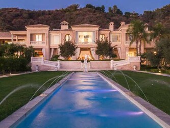  कैलिफोर्निया के बेवरली हिल्स में स्थित Palazzo di Amore भी सबसे महंगे घरों की लिस्ट में आता है और इसकी कीमत 195 मिलियन डॉलर यानी 16 अरब रुपयों से ज्यादा है.