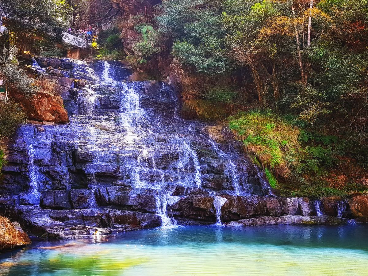  ऊंचे पठार से दूध की धारा सा नीचे गिरता झरना हाथी झरना (Elephant Falls) यानी एलीफेंट फॉल्‍स के नाम से जाना जाता है. मेघालय स्थित यह एक प्रमुख झरना है. इसका नाम हाथी के आकार की होने की वजह से दिया गया था. हालांकि साल 1897 के दौरान आए भूकंप की वजह से ये क्षतिग्रस्त हो गया. लेकिन आज भी ये झरना पर्यटकों के बीच काफी पॉपुलर है. Image : Canva