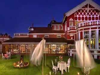 फ़र्न हिल होटल, ऊटी (Fern Hill Hotel, Ooty): यह होटल जो अब कथित रूप से डराने-धमकाने की घटनाओं के कारण बंद हो गया था, राज़ के सेट पर हुई एक विचित्र घटना के कारण प्रसिद्ध हो गया था. कोरियोग्राफर सरोज खान और उनकी मंडली एक रात सोने ही वाली थी कि किसी ने ऊपर के कमरे में फर्नीचर को फिर से व्यवस्थित करना शुरू किया. जल्द ही चीखने और पटकने की आवाजें होने लगी कि लोगों की नींदे उड़ गई. रिसेप्शन डेस्क से संपर्क नहीं हो सका क्योंकि टेलीफोन लाइन बंद थी. अंत में हताश चालक दल के कुछ सदस्य शिकायत करने के लिए नीचे गए. केवल होटल के कर्मचारियों ने बताया कि उनके ऊपर कोई मंजिल नहीं थी. (फोटो: सोशल मीडिया)