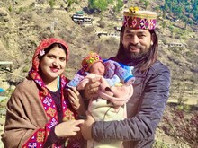 हिमाचल के प्रसिद्ध लोक गायक इंद्रजीत बने पिता, घर में गूंजीं किलकारियां