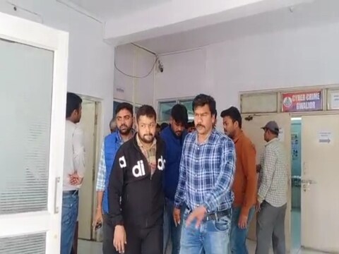 पुलिस ने डबरा के पास से इस गैंग के 8 सदस्यों को गिरफ्तार किया था. इनके पास से 39 मोबाइल सहित कई दस्तावेज मिले थे.