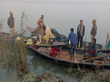 गंडक नदी में पहुंची गोपालगंज पुलिस तो तस्करों ने बीच नदी में लगा दी छलांग