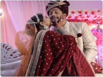  वैसे तो आकाश ब्रिटेन के आईटी कंपनी में काम करते हैं, लेकिन उनको भी अभिनय का शौक है. यही वजह है कि जब उनकी मुलाकात हंसी से हुई तो दोनों एक-दूसरे के पसंद करने लगे और फिर अब जाकर उन्होंने शादी रचा ली है. हंसी परमार लोकप्रिय टीवी शो जैसे बालिका वधू, गीत हुई सबसे पराई, काली, एक अग्नि परीक्षा में काम कर चुकी हैं. इसके साथ ही हंसी परमार कई फिल्मों जैसे रन बेबी रन, खिलाड़ी नं. 201, फोर्टी प्लस, जूनून, विशुद्धि और काला धनी धमाल आदि में भी काम कर चुकी हैं.
