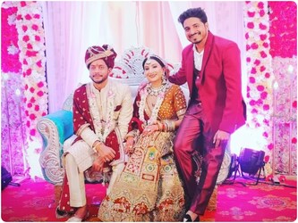  इसके बाद संघर्ष के दिनों के आगे बढ़ने के साथ आकाश अब उनके जीवन साथी बन गए हैं. आकाश का कहना है कि वह शुरू से ही सोचते थे कि उनकी शादी फिल्मी स्टाइल में हो और जीवन में एक ऐसा मोड़ आया कि फिल्म एक्ट्रेस ही उनकी जीवन साथी बन गईं.