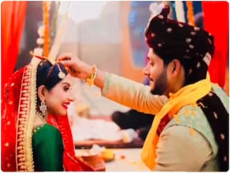  मशहूर फ़िल्म और टीवी एक्ट्रेस हंसी परमार ग्वालियर की बहू बन गई हैं. मुंबई की टीवी एक्ट्रेस हंसी परमार का दिल ग्वालियर के लड़के आकाश पर आ गया, फिर क्या था दोनों ने शादी रचा ली. गुजरात के जूनागढ़ की निवासी हंसी मुंबई में रहती हैं. हंसी की पहचान ग्वालियर के आकाश से हुई, जो ब्रिटेन की एक आईटी कंपनी में काम करता है. आकाश की भी दिलचस्पी अभिनय में है, यही वजह है कि वे एक-दूसरे मिले और यह मुलाकात प्यार में बदली और फिर दोनों ने शादी रचा ली.