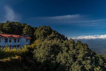  सांस्कृतिक नगरी अल्मोड़ा से तकरीबन 30 किलोमीटर की दूरी पर बिनसर है. यहां की खूबसूरत वादियां और घने जंगल के बीच आपको हिमालय की श्रृंखला आकर्षित करेगी. वहीं, बिनसर के इलाके में इस बार की पहली बर्फबारी ने खूबसूरती और बढ़ा दी है.