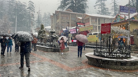  मंगलवार को मनाली में धूप खिलने से लोगों ने राहत महसूस की. हालांकि, सुबह मनाली का पारा माइनस सात डिग्री दर्ज किया गया है. उधर बर्फबारी के बाद मजा लेने के लिए टूरिस्ट मनाली पहुंच रहे हैं. 