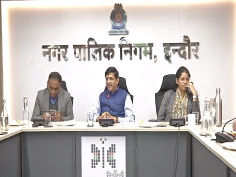 Green Bond. ग्रीन बांड का पब्लिक इशू 10 फऱवरी को जारी होगा. 11 फरवरी से लोग इसे खरीद सकेंगे. मेयर पुष्यमित्र भार्गव का कहना है कोई भी आम नागरिक सीधे भागीदारी करते हुए इस बॉन्ड को ख़रीद सकता है और पर्यावरण सहयोगी गतिविधियों में सहायता कर सकता है. ये प्रधानमंत्री नरेन्द्र मोदी की ग्रीन एनर्जी को बढ़ावा देने वाली गतिविधि है. इसके जरिए लोगों की पर्यावरण संरक्षण में सहभागिता होगी और इंदौर इसके जरिए एक नया दौर स्थापित करेगा.