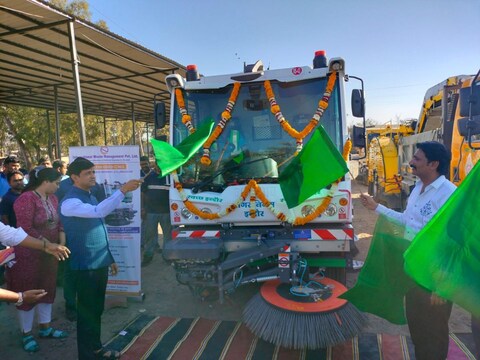 इंदौर में सफाई के लिए आई देश की पहली सीएनजी स्वीपिंग मशीन. मेयर पुष्यमित्र भार्गव ने स्वच्छता अभियान में की शामिल.