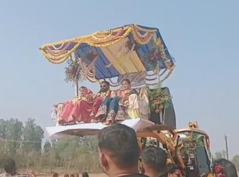  नवसारी के चिखली के केयूर पटेल ने कुछ समय पहले पंजाब में एक शादी का वीडियो सोशल मीडिया पर देखा, जिसमें दूल्हा जेसीबी से शादी के लिए पहुंचा था. इस वीडियो को देखने के बाद ही केयूर पटेल ने जेसीबी से बारात ले जाने का फैसला लिया.
