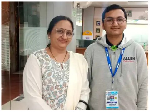 JEE Main Result: कोटा से जेईई मेन परीक्षा की तैयारी करने वाले ज्ञानेश हेमेंद्र शिंदे आज भी कीपैड वाला मोबाइल यूज़ करते हैं