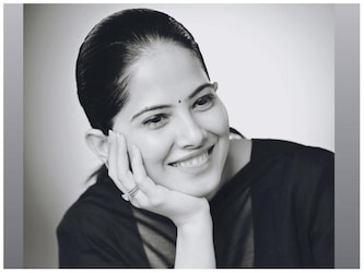  Jaya Kishori News: इन दिनों जया किशोरी शादी की अफवाह और शादी पर अपने विचारों को लेकर काफी चर्चा में हैं. मध्य प्रदेश के बागेश्वर धाम सरकार के नाम से मशहूर धीरेंद्र कृष्ण शास्त्री (Dhirendra Krishna Shastri) के साथ उनकी शादी की अफवाहें उड़ रही थीं. जया किशोरी सोशल मीडिया पर काफी एक्टिव हैं. इंस्टाग्राम पर उनके लगभग 40 लाख से ज्यादा फॉलोअर्स हैं (Jaya Kishori Instagram). रिपोर्ट्स की मानें तो जया किशोरी अपनी एक कथा के बदले में 10 लाख रुपये फीस लेती हैं.