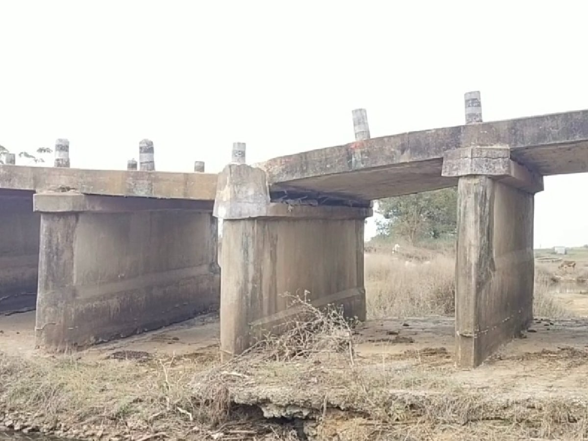Jharkhand news, lohardaga news, bridge, broken bridge