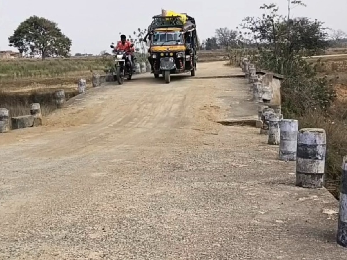 jharkhand news, lohardaga news, lohardaga broken bridge, bhujaniya village bridge, bhujaniya village broken bridge, bhujaniya bridge, bhujaniya-lohardaga bridge, bridge broken in lohardaga, bhujaniya news, झारखंड न्यूज़, लोहरदगा न्यूज़, लोहरदगा टूटा पुल, भुजनिया गांव पुल, भुजनिया गांव टूटा पुल, भुजनिया पुल, भुजनिया-लोहरदगा पुल, लोहरदगा में टूटा पुल, भुजानिया न्यूज़,