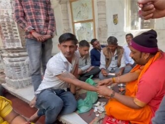  कानीवाड़ा मंदिर की एक और खासियत यह है कि यहां एक 13 अखंड ज्योत जलती हैं. यहां लोग मनौती लेकर आते हैं. मनौती पूरी होने पर अपनी-अपनी अखंड ज्योत जलाते हैं. मंदिर के पुजारी के अनुसार यहां राम दरबार की प्राण प्रतिष्ठा होना बाकी है. वह जल्द कराई जाएगी. इसके अलावा कानीवाड़ा गांव और आसपास के दूसरे गांवों में बहुत से लड़कों के नाम यहां भगवान हनुमान के नाम पर रखे जाते हैं. यहां हनुमान नाम के कई लोग हैं.