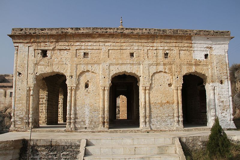  इस मंदिर से जुड़ी प्रचलित मान्यता यह है कि अपने पिता दक्ष के यहां यज्ञ कुंड में जब सती ने आत्मदाह किया था, तो उनके वियोग में भगवान शिव ने आंसू बहाए थे.