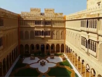  होटल में शादी के फंक्शन के लिए अलग-अलग गार्डन बने हुए हैं. होटल का इंटीरियर और लोकेशन मेहमानों को काफी पसंद आते हैं. इस कारण ही कियारा और सिद्धार्थ ने सूर्यगढ़ को शादी के लिए चुना है. यहां बावड़ी होटल के नाम से एक जगह है. ये जगह स्पेशली शादी के फेरों के लिए बनाई गई है. मंडप के चारों ओर चार पिलर लगाए गए हैं. इस मंडप में ही कियारा-सिद्धार्थ फेरे लेंगे.