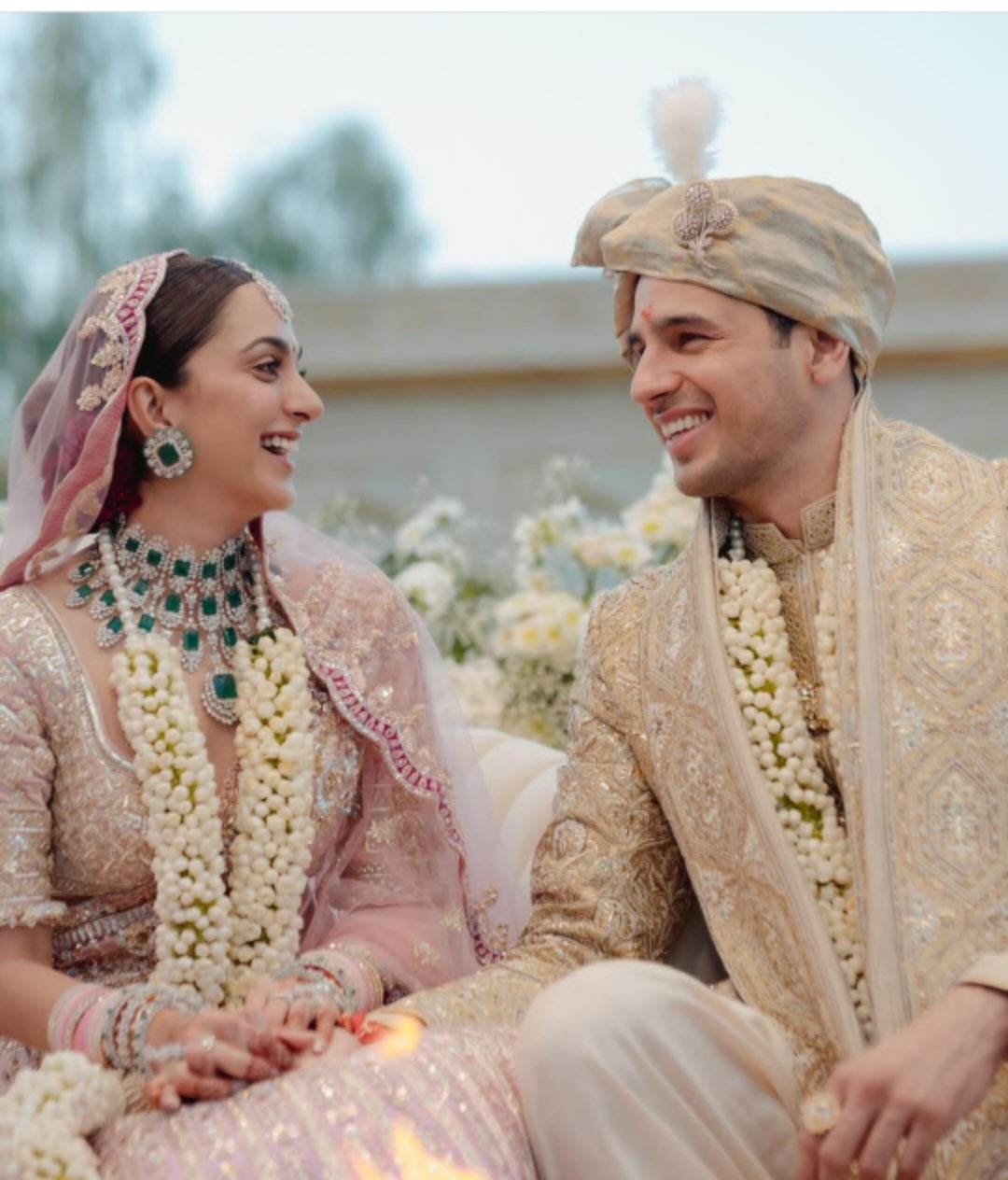  शादी के बाद सिद्धार्थ ने अपने सोशल नेटवर्किंग साइट इंस्टाग्राम अकाउंट पर अपनी शादी के तस्वीरें शेयर कीं, जो देखते ही देखते सोशल मीडिया पर वायरल होने लगी हैं. कियारा और सिद्धार्थ के चाहने वाले उनकी शादी की तस्वीरों पर जमकर प्यार लुटा रहे हैं. (फोटो साभारः Instagram @sidmalhotra)