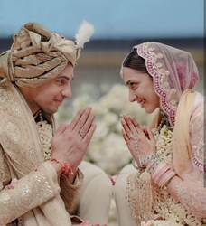  इससे पहले कल अपनी शादी के बाद सिद्धार्थ ने अपनी शादी की तीन तस्वीरें शेयर की थीं, और इस तस्वीरों के साथ इंस्टा पर उन्होंने जो कैप्शन लिखा था, वह काफी खूबसूरत था. सिद्धार्थ ने अपने इस पोस्ट में लिखा था, 'अब हमारी परमानेंट बुकिंग हो गई है.' (फोटो साभारः Instagram @sidmalhotra)