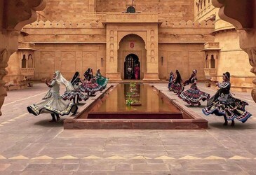  कियारा-सिद्धार्थ जैसलमेर के सूर्यगढ़ होटल में 6 फरवरी को फेरे लेंगे. होटल में तैयारियां भी शुरू हो गई हैं. सिक्योरिटी का खास इंतजाम किया गया है. शादी का पूरा काम मुंबई की एक बड़ी वेडिंग प्लानर कंपनी को सौंपा गया है.