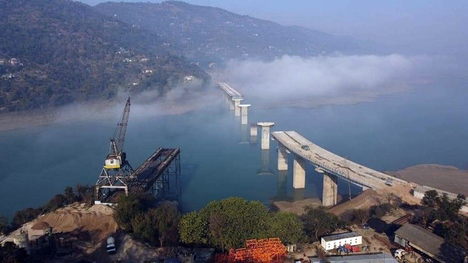 बैठक में फोरलेन निर्माण में पेश आ रही समस्याओं व भूमि अधिग्रहण संबंधी मामलों के समाधान के लिए जिला प्रशासन व संबंधित विभागों के अधिकारियों, गाबर कंपनी के है. अधिकारियों, रेलवे के अधिकारियों व एनएचएआई के अधिकारियों के बीच चर्चा हुई.