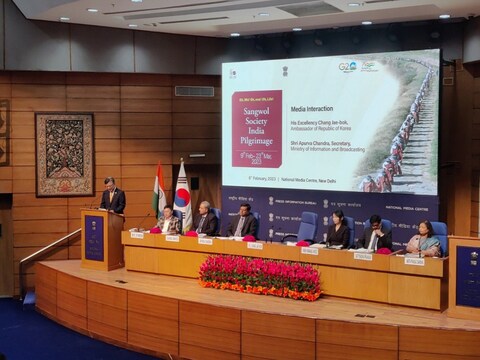 दक्षिण कोरिया के 108 तीर्थ यात्री बुद्ध से संबंधित भारत-नेपाल के सभी जगहों की करेंगे पद यात्रा. (फोटो-@sidhant)