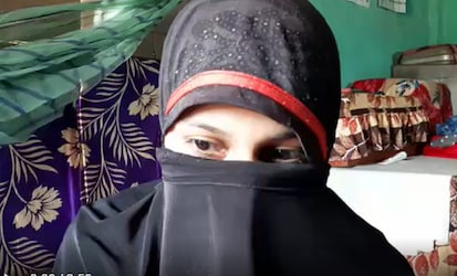  दरअसल, लड़की और लड़के का घर अगल-बगल में ही है. लड़की गांव के कुछ बच्चों को ट्यूशन पढ़ाया करती थी. इसी दौरान लड़के के घर के बच्चों को भी ट्यूशन पढ़ाने लगी. इसका फायदा उठाकर लड़की ने लड़के से नजदीकियां बढ़ाने लगा.
