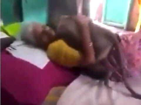 वीडियो में एक लंगूर बीमार बूढ़ी अम्मा से मिलने पहुंच जाता है. गले लगकर उससे खूब लाड़-प्यार जताता है. वीडियो लोगों को काफी पसंद आ रहा है.  (photo-twitter-@ravikarkara)