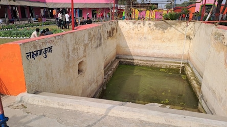  इसके अलावा यहां अन्य चार कुंड भी बने हैं; जिसे भगवान राम, लक्ष्मण, भरत और शत्रुघ्न ने अपने बाणों से बनाया था. आश्चर्य तो यह है कि सीताकुंड के आसपास होने के बावजूद इन कुंडों का जल बिल्कुल ठंडा रहता है.