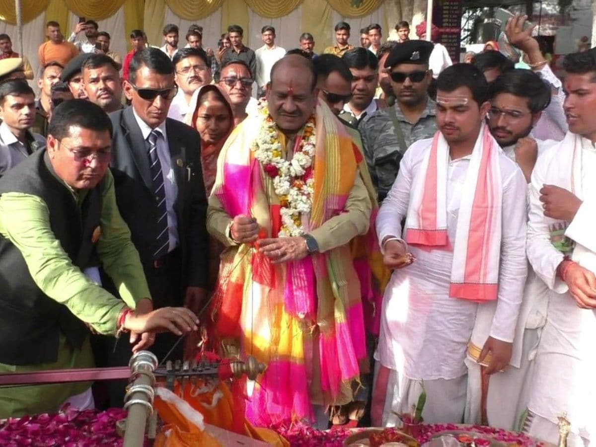 Rajasthan News, RJ News, Bundi News, Jaipur News, Khatu Shyam, Baba Shyam, Khatu Shyam Mandir, Teerth Sthal Khatu Shyam, Baba Shyam Mandir, Divy Shyam Mandir, Inauguration, Religious Flag, 121 feet high flag, Lok Sabha Speaker, Lok Sabha Speaker Om Birla, Lok Sabha Speaker Om Birla inaugurated the flag, Divya Shyam Temple, Bundi district, Land of Devotion and Power, Path of Service and Prosperity, Prosperity, Hindu, Hindu Teerth Sthal, Teerth Sthal in Rajasthan, Khatushyam Temple, Salasar Balaji, Nathdwara Temple, Mehandipur Balaji Dham, राजस्थान समाचार, आरजे समाचार, बूंदी समाचार, जयपुर समाचार, खाटू श्याम, बाबा श्याम, खाटू श्याम मंदिर, तीर्थ स्थल खाटू श्याम, बाबा श्याम मंदिर, दिव्य श्याम मंदिर, उद्घाटन, धार्मिक ध्वज, 121 फीट ऊंचा झंडा, लोकसभा अध्यक्ष, लोक सभा अध्यक्ष ओम बिरला, लोकसभा अध्यक्ष ओम बिरला ने ध्वजारोहण किया, दिव्य श्याम मंदिर, बूंदी जिला, भक्ति और शक्ति की भूमि, सेवा और समृद्धि का पथ, समृद्धि, राजस्थान में हिंदू, हिंदू तीर्थ स्थल, तीर्थ स्थल, खाटूश्याम मंदिर, सालासर बालाजी, नाथद्वारा मंदिर, मेहंदीपुर बालाजी धाम,