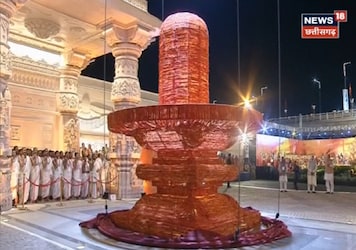  महाकाल मंदिर के प्रशासक संदीप सोनी ने बताया कि दुनिया भर में महाकाल का लड्डू प्रसादी प्रसिद्ध है. भक्त महाकाल मंदिर के दर्शन के बाद विभिन्न काउंटरों से महाकाल का प्रसाद अपने साथ जरूर ले जाते हैं. 11 अक्टूबर से पहले रोजाना मंदिर से लड्डू प्रसादी की बिक्री करीब 25 से 30 क्विंटल होती थी. ये अब बढ़कर प्रतिदिन 70 क्विंटल तक पहुंच गई है. हालांकि मंदिर समिति लड्डू प्रसादी नो प्रॉफिट में भक्तो को दे रही है.