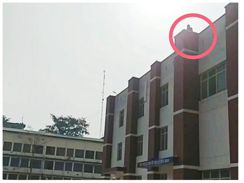 रश्मि लमगड़िया एमबीपीजी कॉलेज की छात्रसंघ अध्यक्ष हैं. 