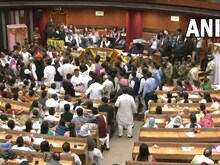 स्टैंडिंग कमेटी को लेकर MCD में हंगामा, AAP-BJP पार्षदों में हाथापाई-मारपीट
