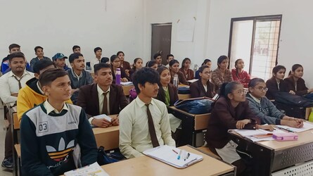  माध्यमिक शिक्षा मंडल भोपाल द्वारा हाई स्कूल एवं हायर सेकेंडरी की बोर्ड परीक्षाओं को देने वाले छात्र-छात्राओं के लिए नई गाइडलाइन जारी कर दी है. छात्र छात्राओं के लिए यह बड़ी खुशखबरी होगी. विगत वर्षों तक छात्र-छात्राओं को एग्जाम के दौरान सप्लीमेंट्री कॉपी लेनी पड़ती थी, लेकिन अब इस झंझट से छात्र-छात्राओं को छुटकारा मिल जाएगा.अभी तक बोर्ड परीक्षाओं में 20 पेज की उत्तर पुस्तिका कॉपी दी जाती थी, लेकिन अब छात्र छात्राओं को 32 पेज की उत्तर पुस्तिका प्रदान की जाएगी. इसके अलावा पेपर से सेट भी बदल दिए गए, अब चार सेट के पेपर छात्र-छात्राओं को प्रदान किए जाएंगे, जिनमें केवल प्रश्नों का क्रम बदला जाएगा, लेकिन पैटर्न वही रहेगा. नकल की संभावना कम करने के लिए ऐसा किया जा रहा है.