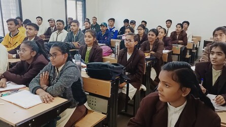  माध्यमिक शिक्षा मंडल ने हाई स्कूल और हाई सेकेंडरी की बोर्ड परीक्षाओं में पूर्व में दी जाने वाली 20 पेज की कॉपी को अब बढ़ाकर 32 पेज कर दिया है. छात्रों को इस एक ही कॉपी में प्रश्नों के पूरे उत्तर लिखने होंगे.इसके साथ ही पेपर भी 4 सेट में मिलेंगे, पूर्व में यह 3 सेट में आते थे.