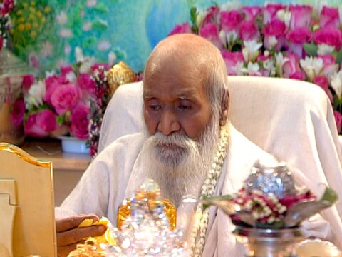 महर्षि महेश योगी के ट्रांसेंडेंटल मेडिटेशन (Transcendental Meditation) को बहुत ही सरल विधि माना जाता है. (तस्वीर: Wikimedia Commons)