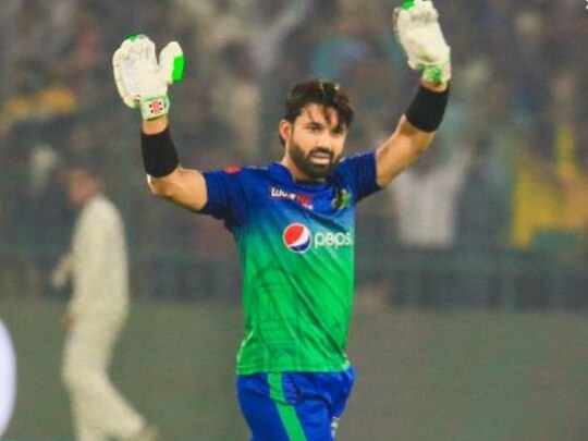 मोहम्मद रिजवान ने कराची किंग्स के खिलाफ शतकीय पारी खेली. (PSL/Twitter) 