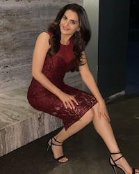  दरअसल, मोनिका का करिअर जब पिक पर था, तो उसी दौरान वह गैंगस्टर अबू सलेम के प्यार में पड़ गई थीं, जिसके बाद उन्हें काफी समस्याओं का सामना करना पड़ा था, यहां तक कि उन्होंने देश भी छोड़ दिया था. एक बार गैंगस्टर अबू सलेम के साथ अपने बहुचर्चित संबंधों के बारे में उन्होंने खुलकर बात की थी. फिल्मफेयर के साथ एक पुराने इंटरव्यू में अपनी दुखद प्रेम कहानी के बारे में बात करते हुए मोनिका ने कहा था- 'जब आप प्यार में होते हैं तो आप परे नहीं देखते.' (फोटो साभारः Instagram @memonicabedi)
