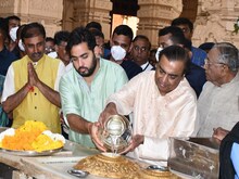 महाशिवरात्रि पर सोमनाथ के दर्शन करने पहुंचे मुकेश अंबानी और पुत्र आकाश अंबानी