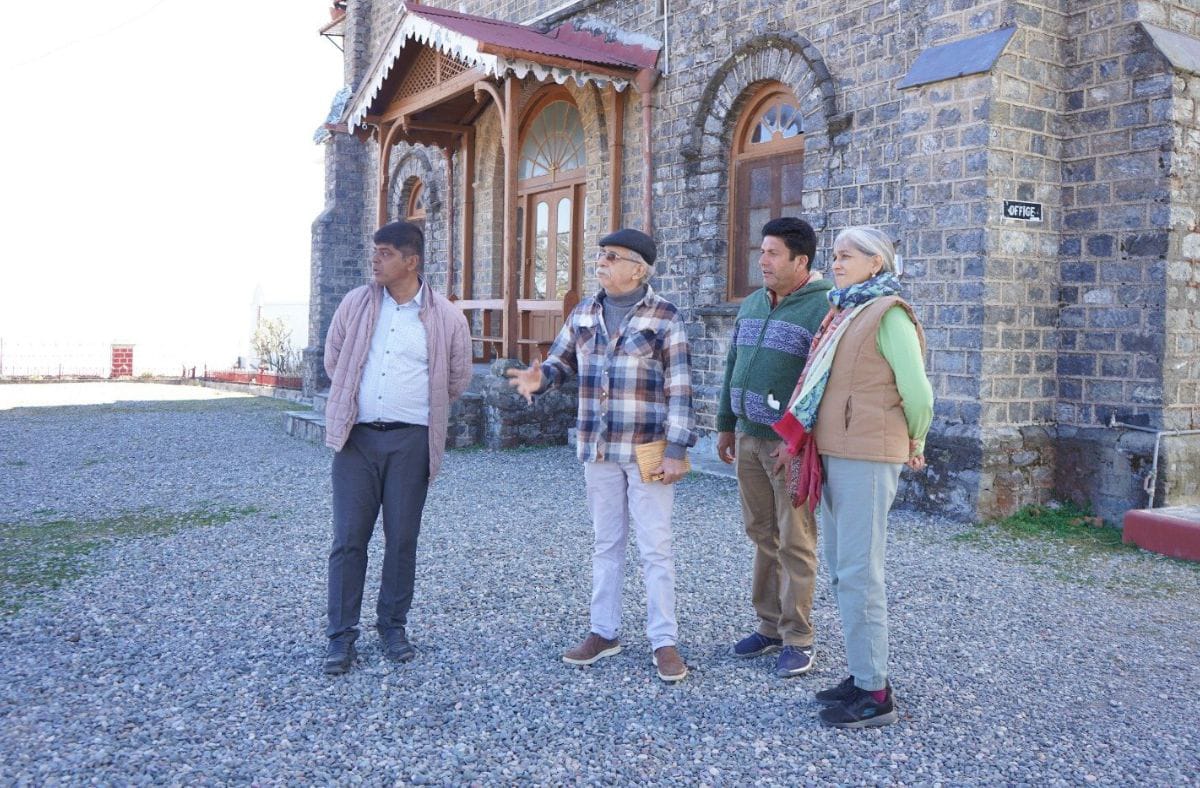 Naseeruddin Shah Visit St Joseph School after 43 years with wife Ratna Pathak Shah - Naseeruddin Shah in Nainital: 43 साल बाद नसीरुद्दीन शाह पत्नी संग पहुंचे सेंट जोसेफ स्कूल, देखें खास