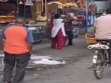 बीच सड़क पर बुजुर्ग दंपति में मारपीट, महिला ने बरतन से पति को पीटा